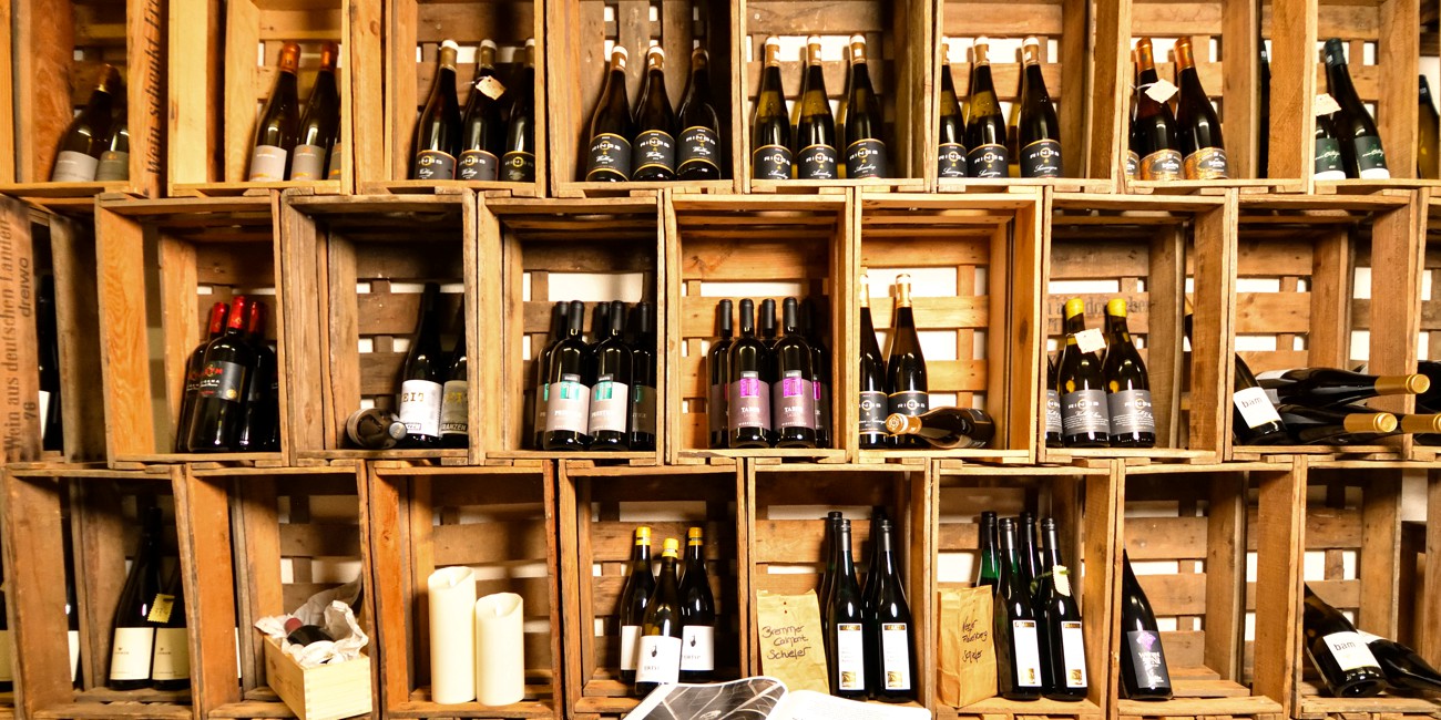 Weinregal mit vielen Weinflaschen.