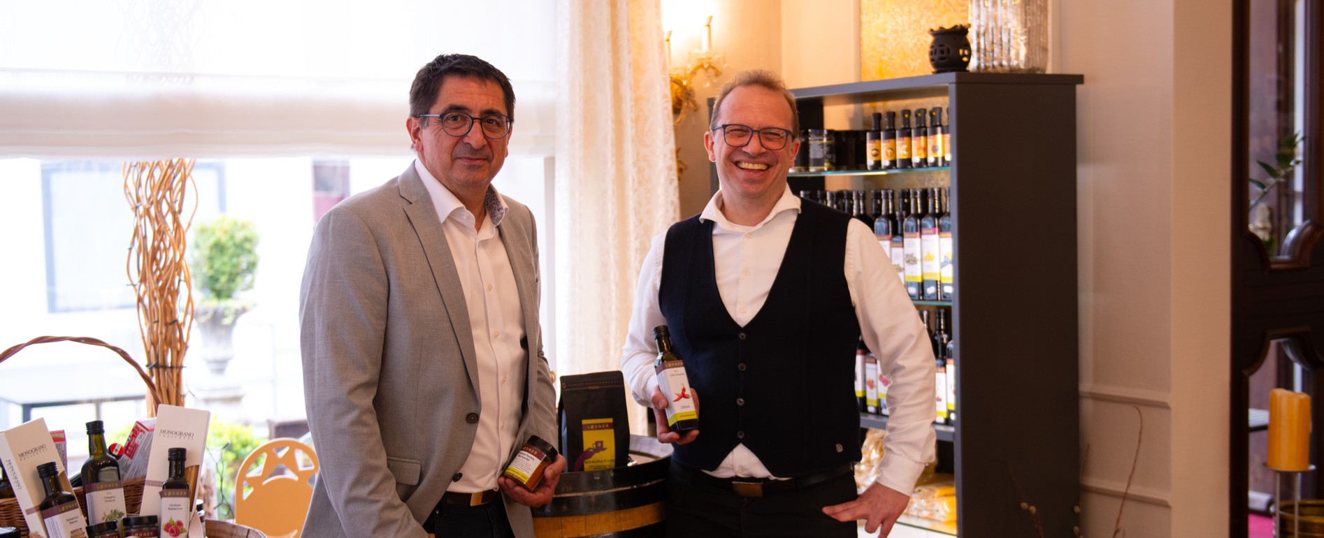 Private Banking Berater Ewald Gebauer und Alexander Lodner blicken in die Kamera