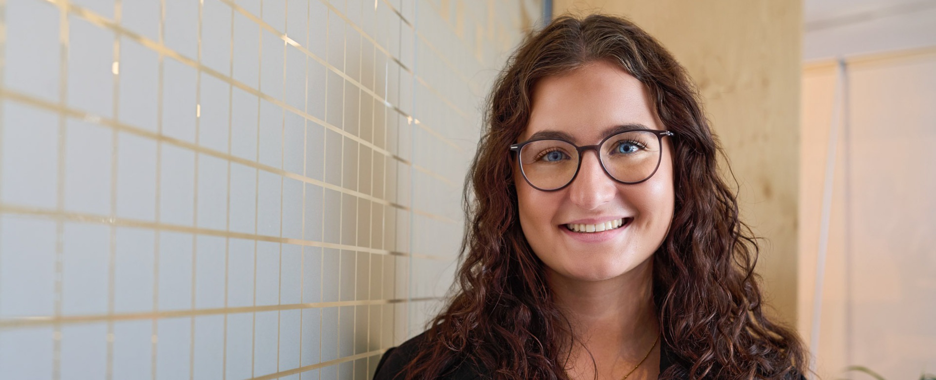 Eine Frau lächelt in die Kamera