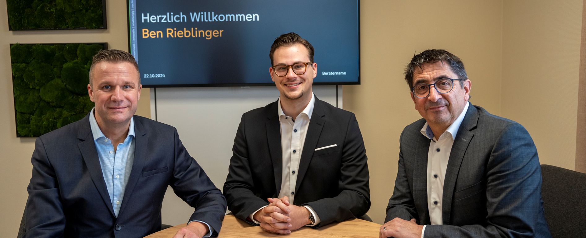 Drei Private Banking Berater blicken in die Kamera