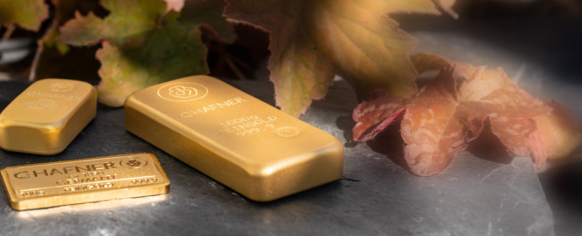 Goldbarren und Laub
