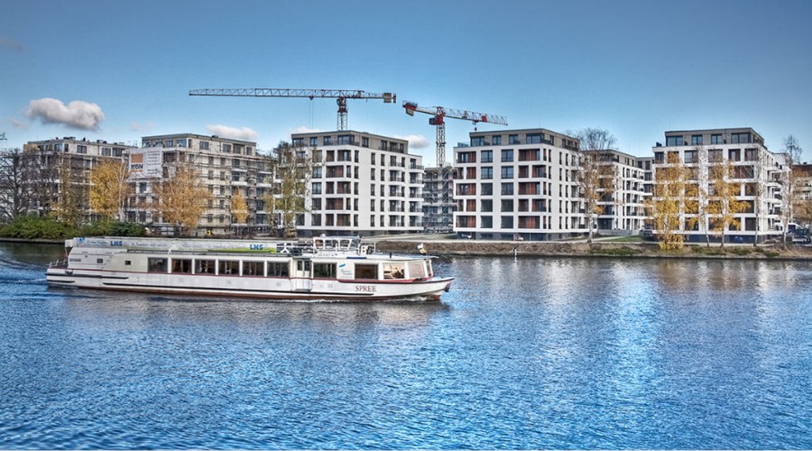 Ein Schiff fährt in Berlin auf der Spree.